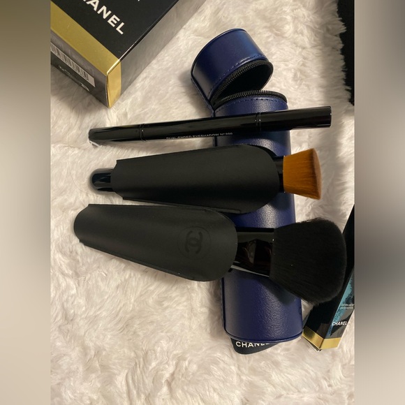 New Authentic Chanel Collection of 3 Essential Brushes, Compact, & Nail File. - Picture 5 of 7